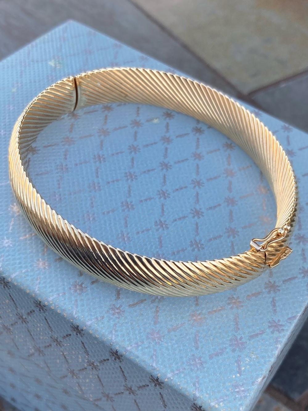 14K Genuine Vintage Yellow Gold Ribbed Slanted Oval Hinged Bangle Bracelet 8mm